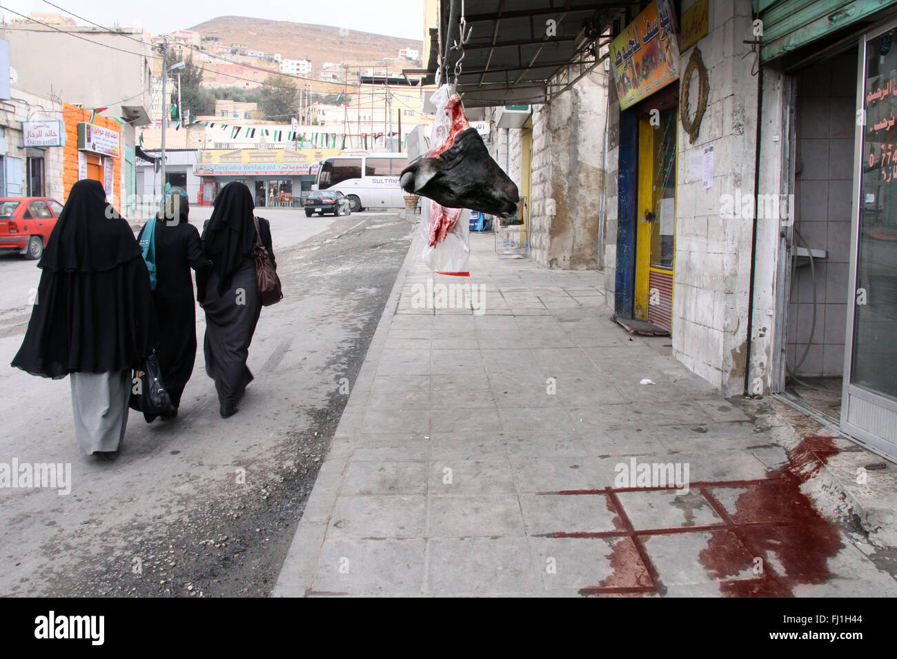 Beheded vache décapité devant une boucherie à Wadi Musa, Jordan Banque D'Images