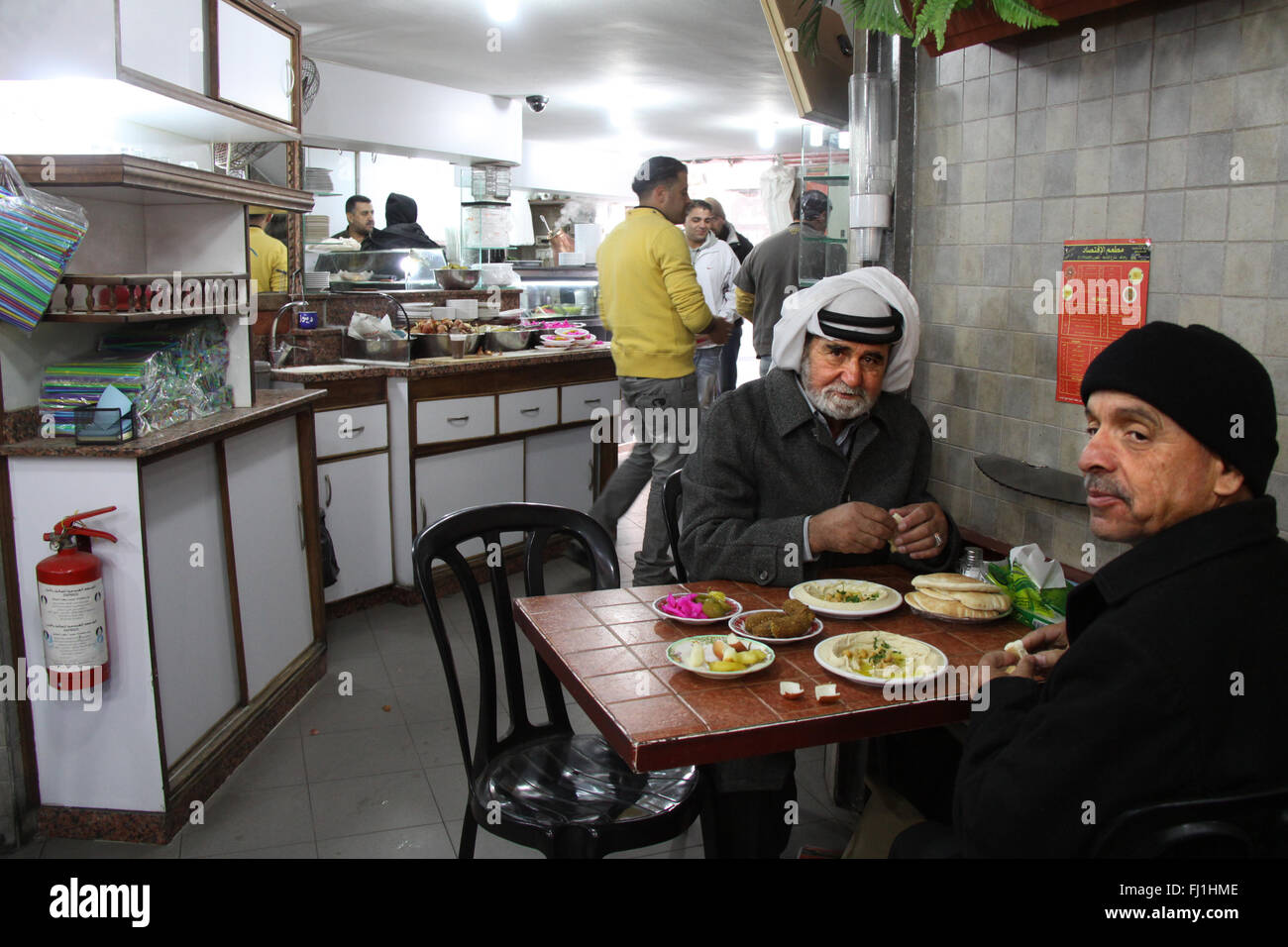 Deux hommes manger dans restaurant à Ramallah, Palestine Banque D'Images