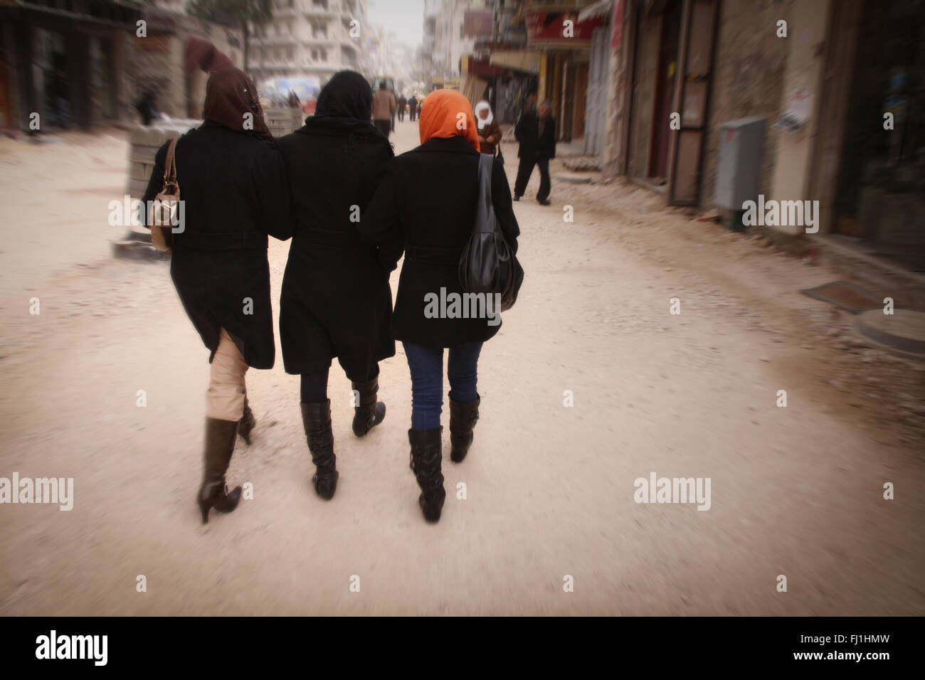 Trois femmes à pied dans les rues de Ramallah - Palestine - Territoires palestiniens occupés Banque D'Images