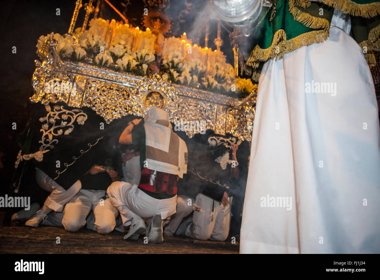 Allégement Costaleros durant la Semaine Sainte Procession, Espagne Banque D'Images