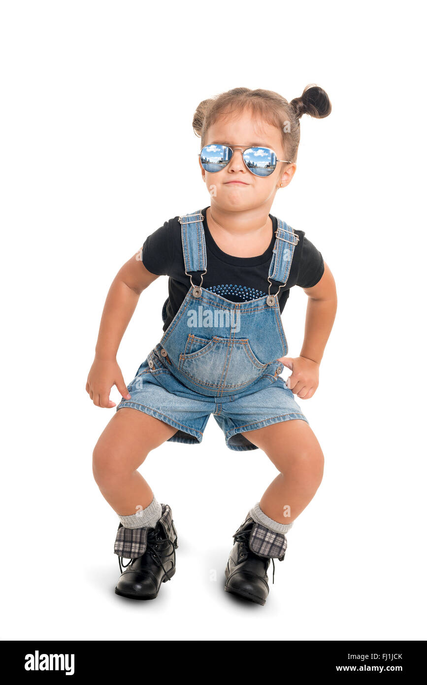Mignon, drôle et élégant baby girl with sunglasses posing in studio.isolé Banque D'Images