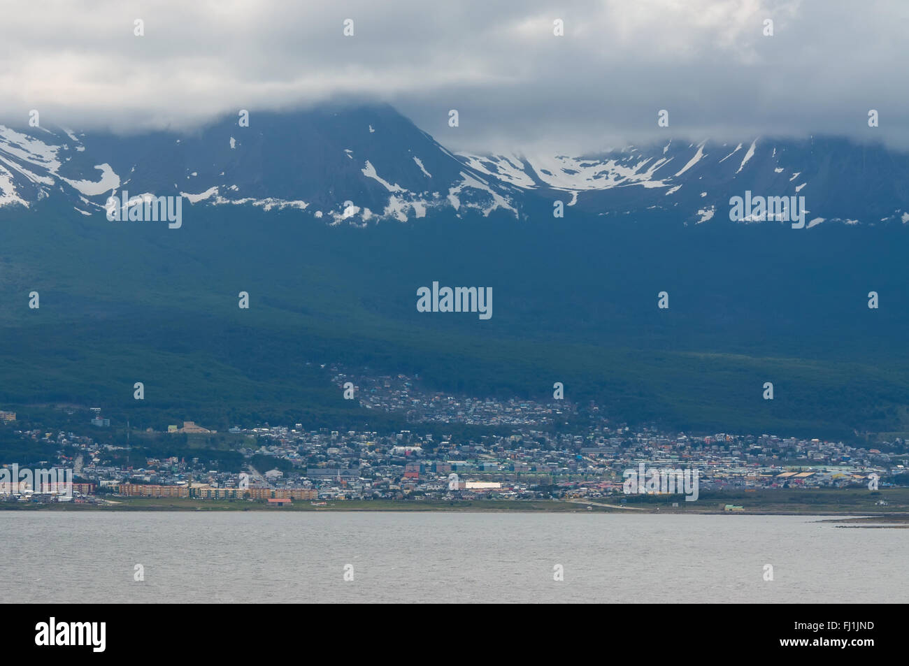 Vue d'Ushuaia, Tierra del Fuego, Argentine. Nuageux. Ushuaia est la capitale de la province argentine de la Terre de Feu. Banque D'Images