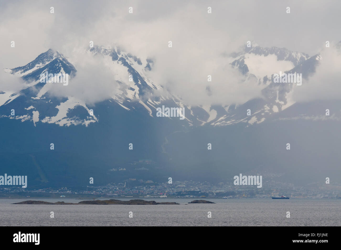 Ushuaia dans le brouillard. Ushuaia la ville la plus au sud du pays dans le monde. Elle est la capitale de la province argentine de la Terre de Fueg Banque D'Images