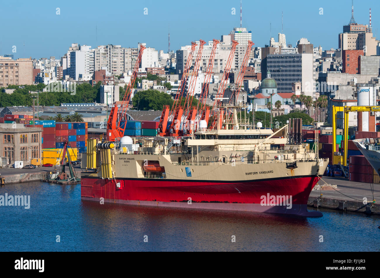 Navire de recherche et d'enquête Ramform Vanguard dans le port de Montevideo, Uruguay. Banque D'Images