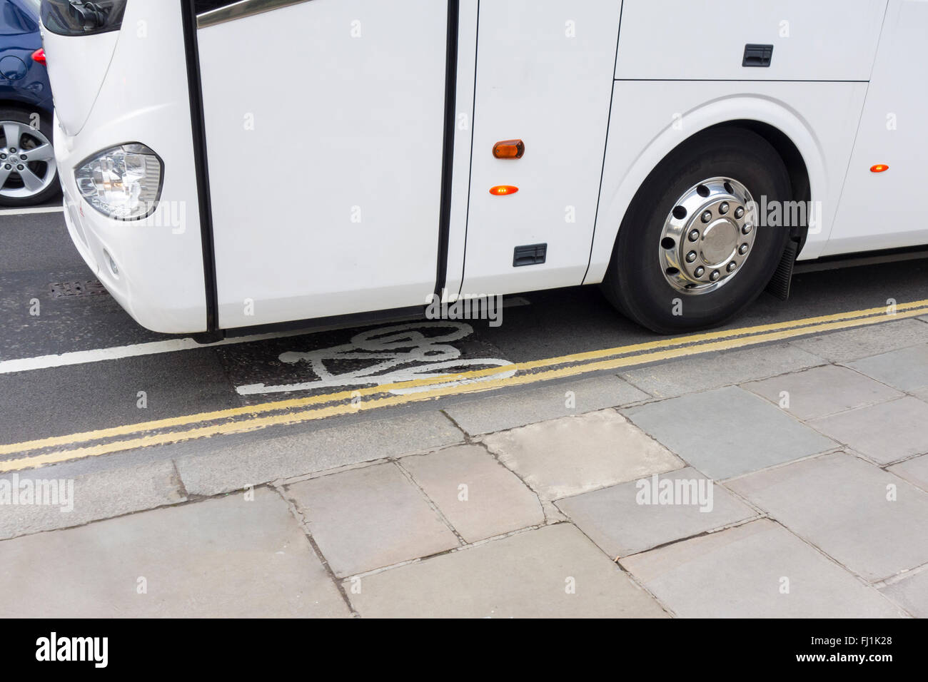 Autocars et autobus de bloquer un cycle Lane, London, UK Banque D'Images