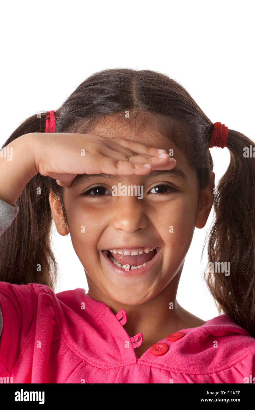 Happy little girl est à la recherche de la distance Banque D'Images