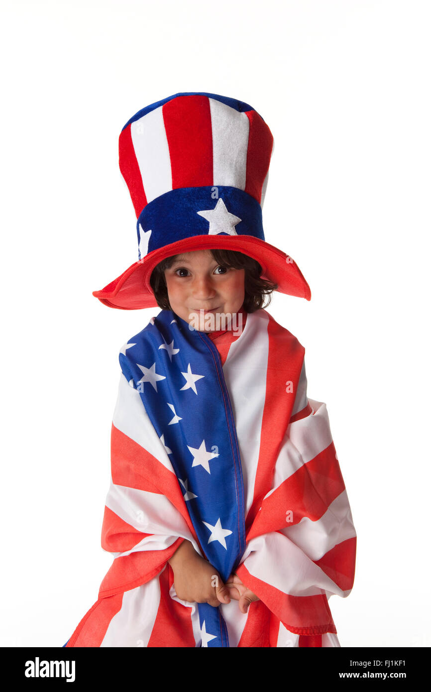 Petit garçon vêtu d'un drapeau et un chapeau de l'Oncle Sam sur fond blanc Banque D'Images