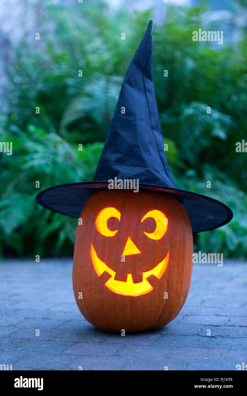 Halloween citrouille illuminée avec black hat dans le jardin Banque D'Images