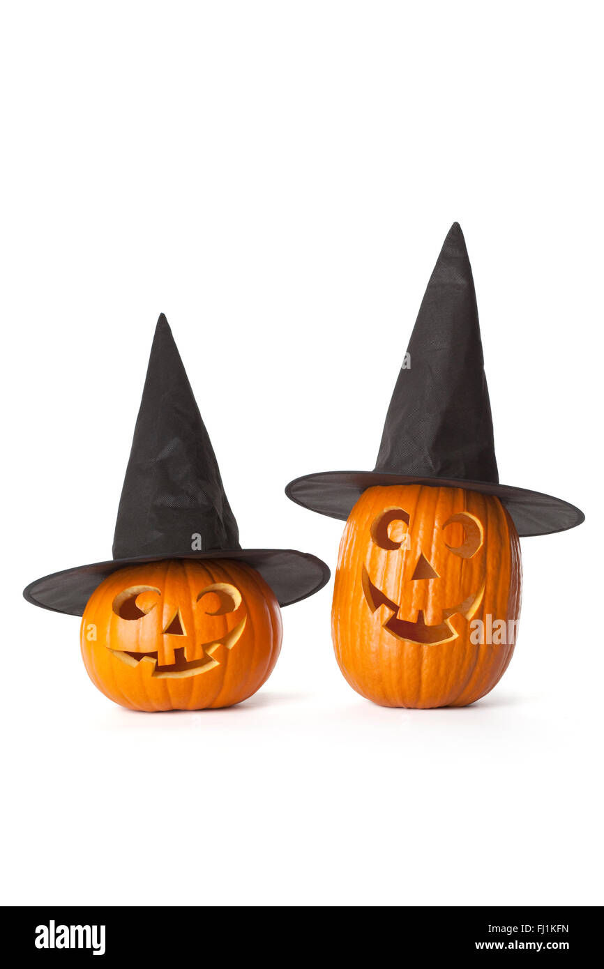 Deux citrouilles d'Halloween avec chapeau noir sur fond blanc Banque D'Images Deux citrouilles d'Halloween avec chapeau noir sur fond blanc Banque D'Images