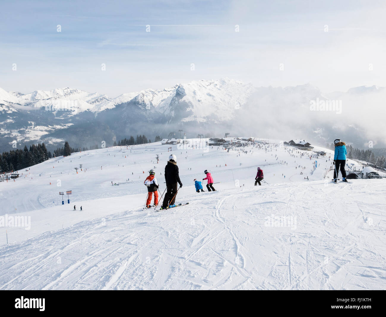 Ski Skieurs sur les pentes de neige en Samoens-Morillon Le domaine skiable de Grand Massif Express à distance. Haute-Savoie Rhone-Alpes France Banque D'Images
