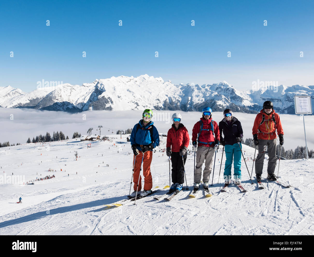 Les Skieurs sur les pentes de neige en Samoens-Morillon de ski dans le Grand Massif et les nuages bas dans la vallée du Giffre. Samoens, France Banque D'Images