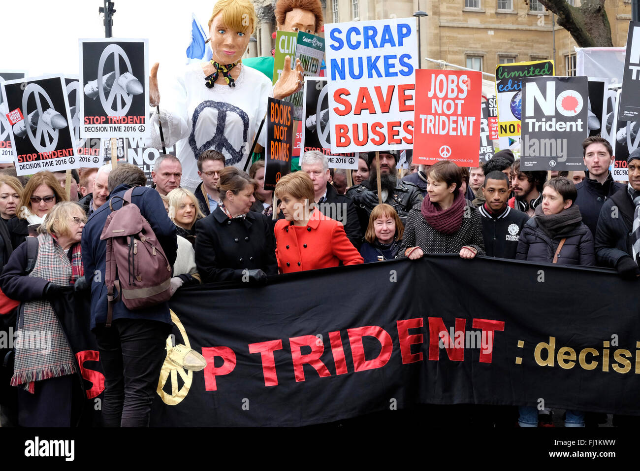 Bois maigre, Nicola Sturgeon et Caroline Lucas rejoindre la protestation contre trident, dans le centre de Londres. Banque D'Images