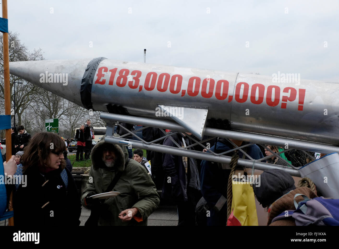 Une maquette à missiles nucléaires trident une protestation au centre de Londres Banque D'Images