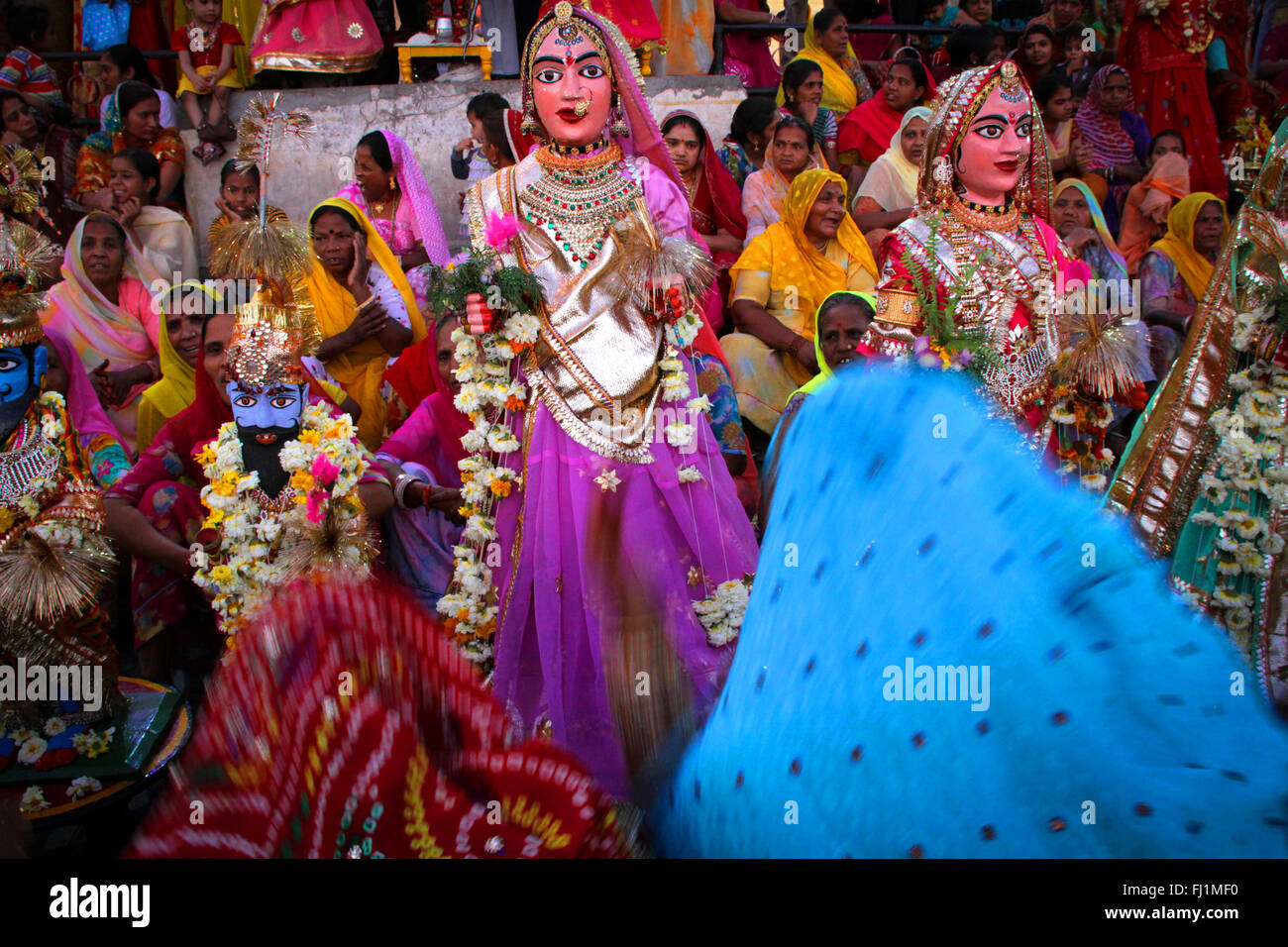 Foule de femmes hindoues avec sari coloré au gangaur ghat au cours de Gangaur festival à Udaipur, Inde Banque D'Images