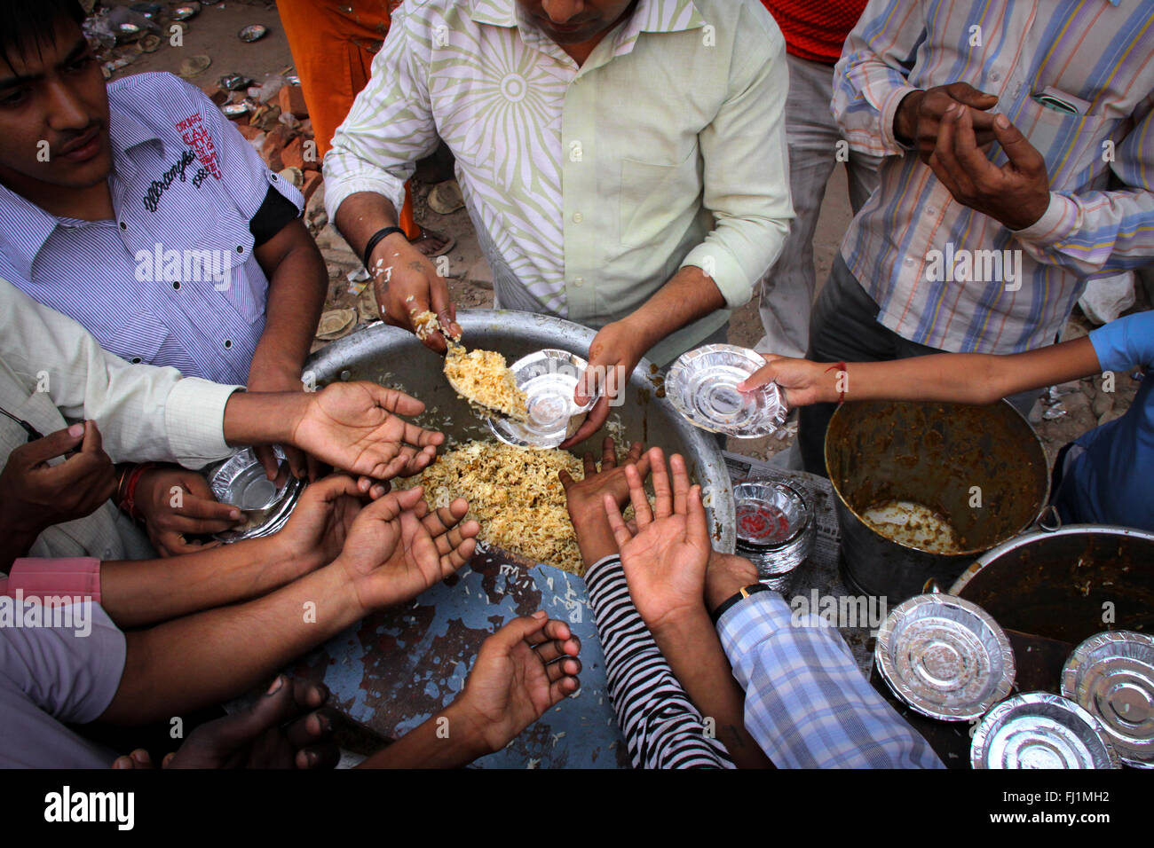 La distribution de vivres dans une rue de Delhi, Inde Banque D'Images