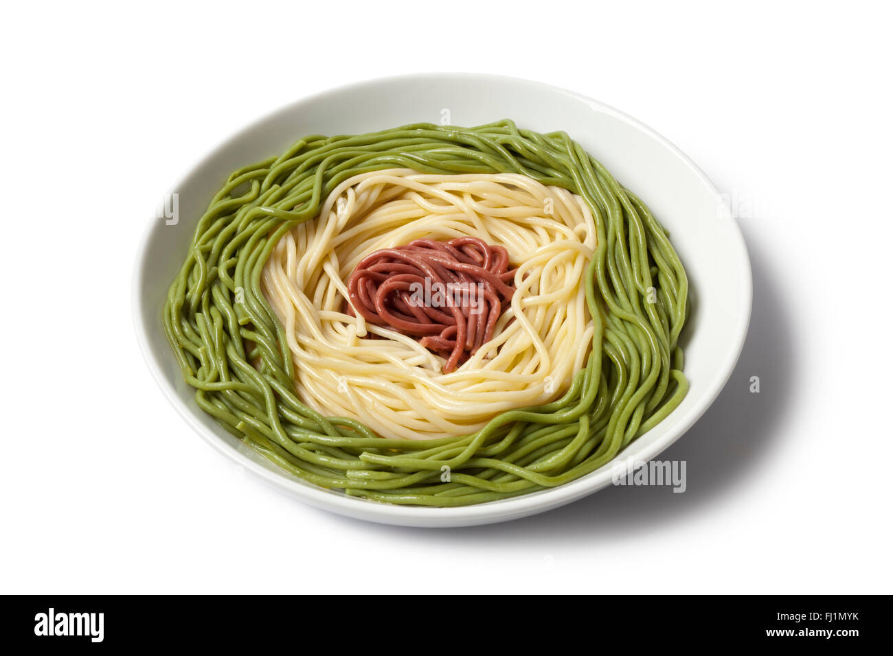 Avec un plat de spaghetti cuit tricolore sur fond blanc Banque D'Images