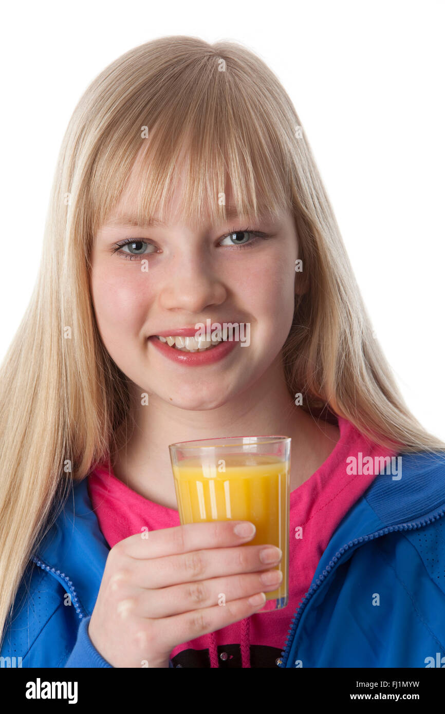 Adolescente avec un verre de jus d'orange à fond blanc Banque D'Images