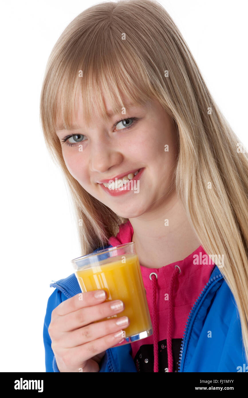 Adolescente avec un verre de jus d'orange à fond blanc Banque D'Images