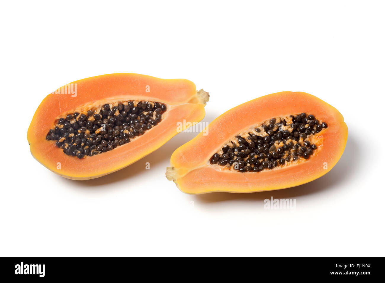 Deux demi papaye fraîche sur fond blanc Banque D'Images