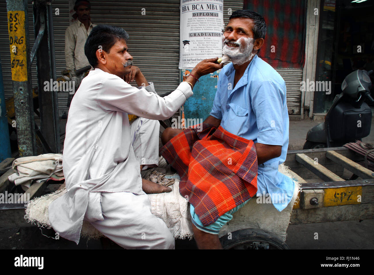 Salon de coiffure de la rue dans la vieille ville de Delhi, Inde Banque D'Images