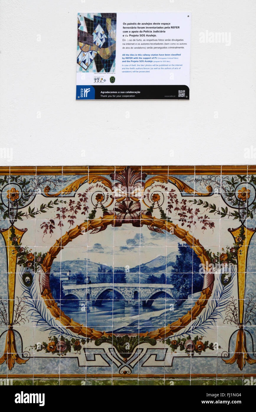Les voleurs potentiels avertissement signe que les carreaux en céramique ou azulejos sur le mur de la gare sont enregistrés, Caminha, Portugal Banque D'Images