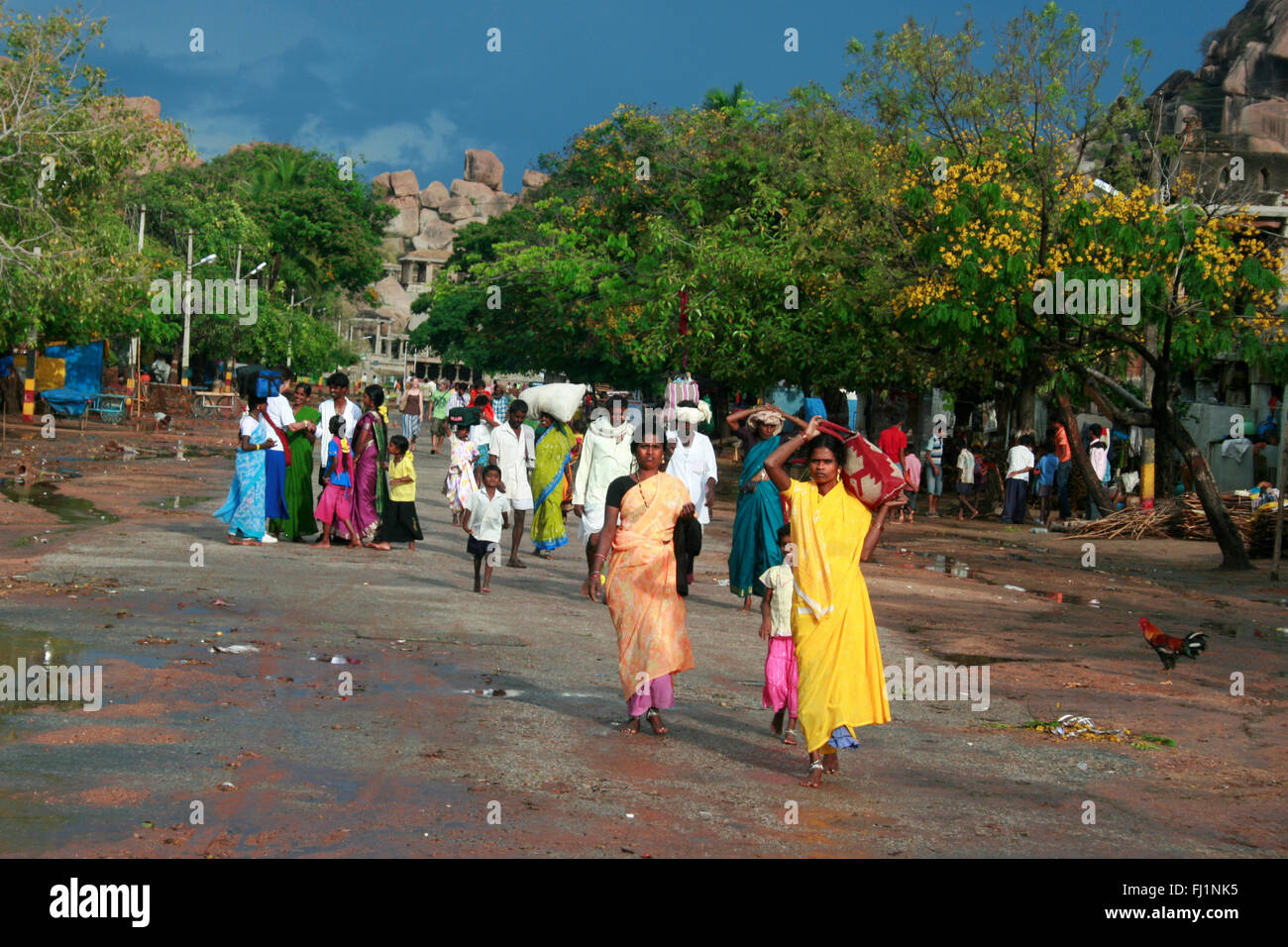 Mesdames indien sari avec marche dans la rue principale de Hampi, Inde Banque D'Images