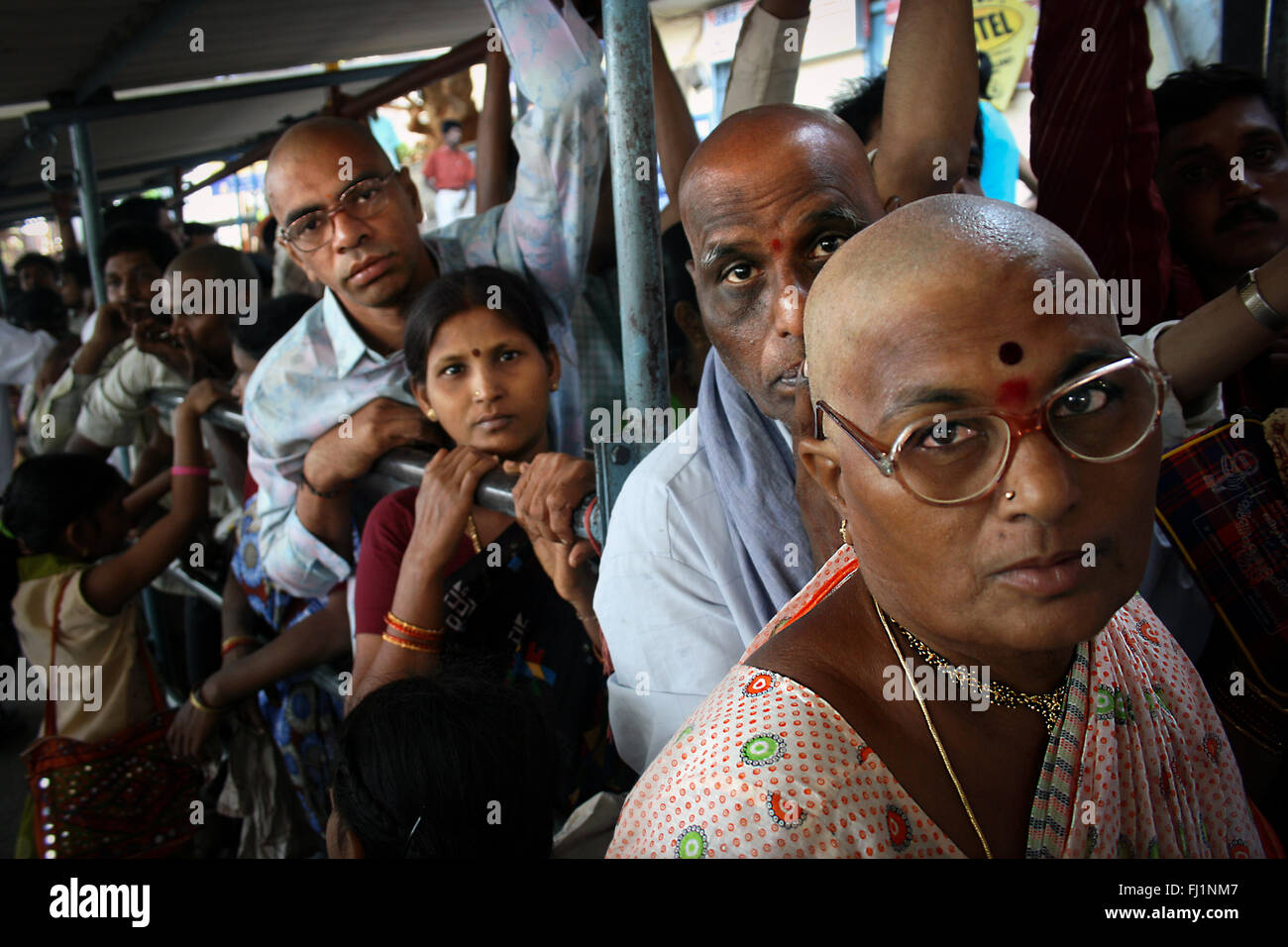 Pèlerins hindous queuing avec leur tête rasée comme offrande faite à Dieu lors de la visite de lieu de pèlerinage worldfamous Venkateswara Temple, Tirumala, Inde Banque D'Images