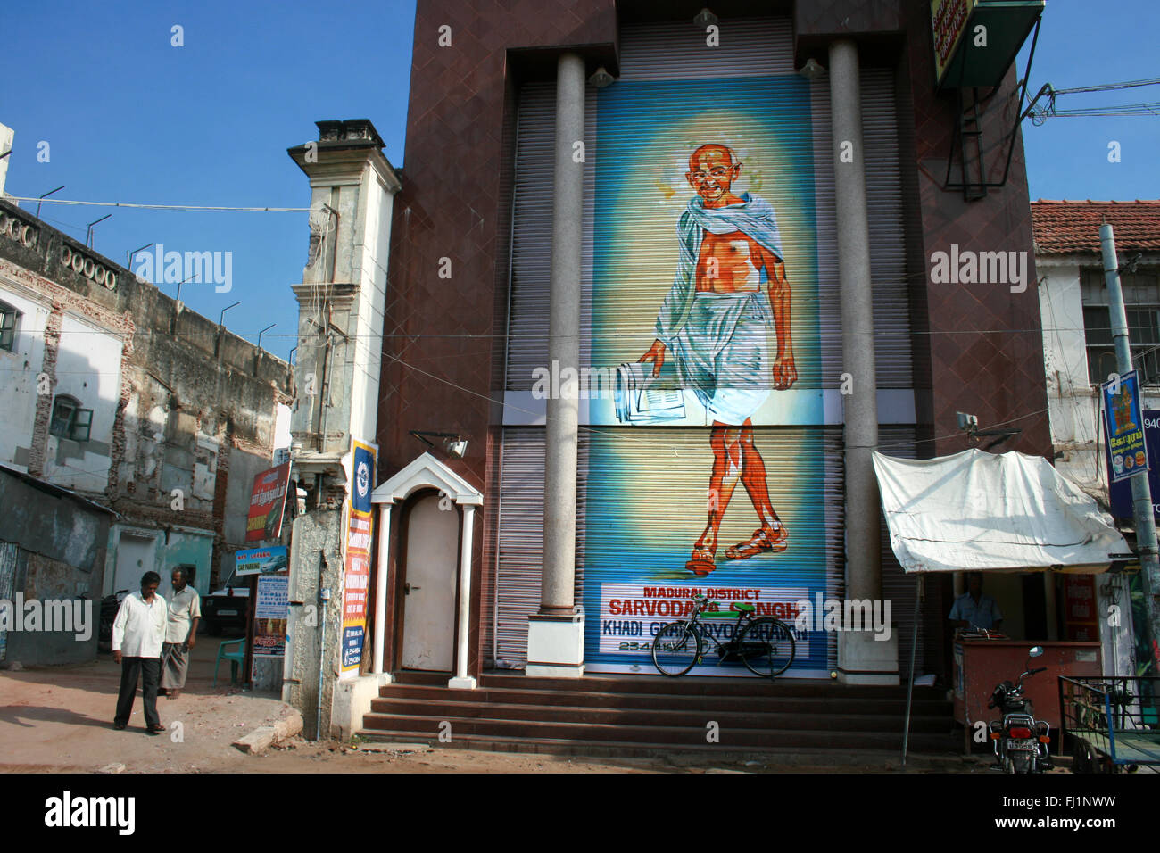 Rue de Madurai avec immense tableau de Mahatma Gandhi sur un mur, de l'Inde Banque D'Images