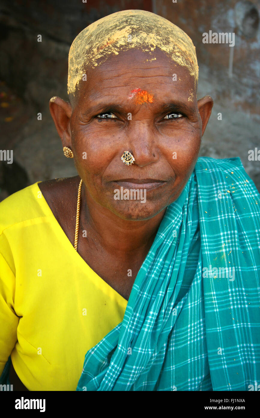 Superbe portrait de femme tamoule bald, fraîchement rasée pour offrir ses cheveux de dieux hindous dans temple à Rameswaram. Crème à l'huile de coco sur la tête. Banque D'Images