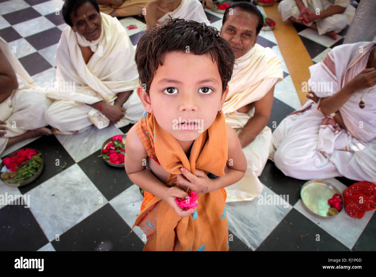 Boy wears dhoti, homme code vestimentaire au Jaïnism, au temple de Palitana, Gujarat. L'Inde Banque D'Images