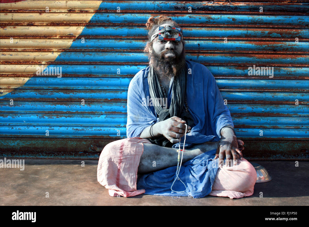 Sadhu hindou , saint homme , priant avec mala à Kanyakumari, India Banque D'Images