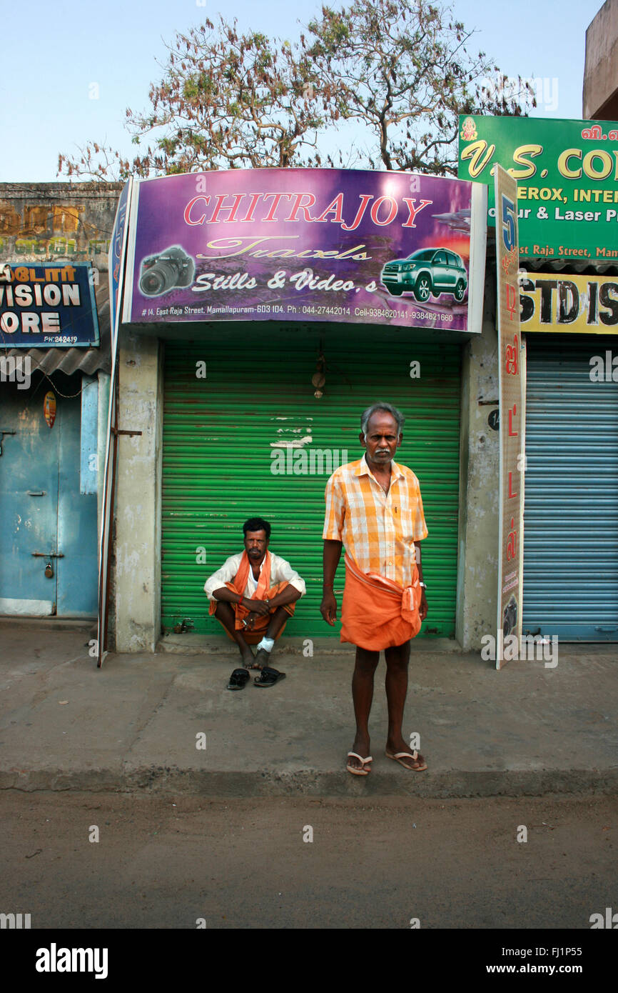 Des hommes en lungi à Mamallapuram, Tamil Nadu, Inde Banque D'Images