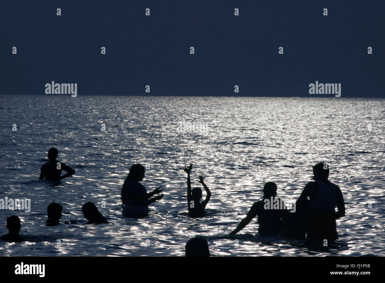 Les gens dans la mer à Rameswaram, Inde Banque D'Images