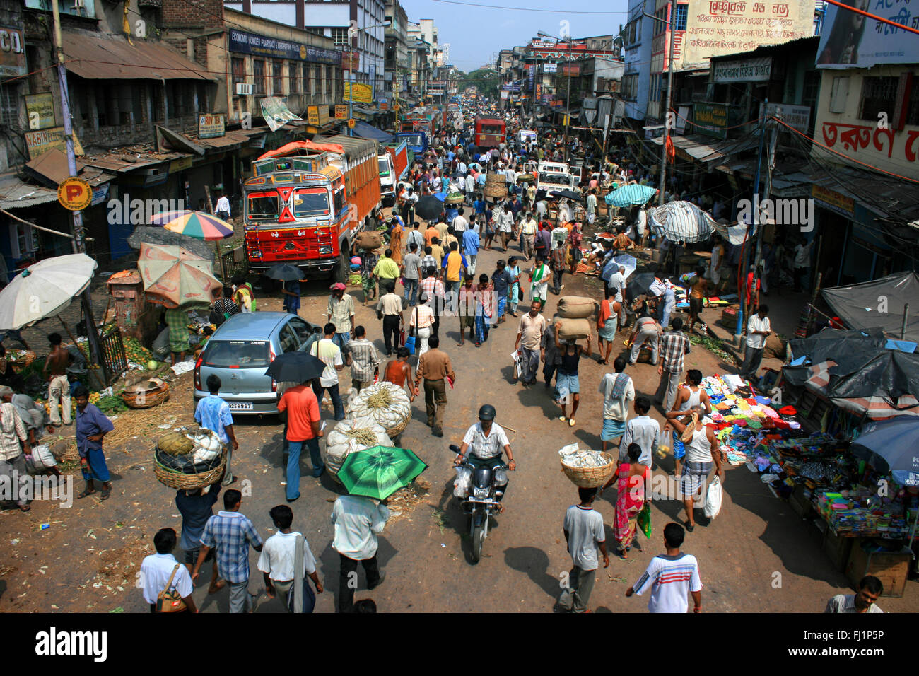 La rue animée de monde dans le centre de Kolkata, Inde Banque D'Images