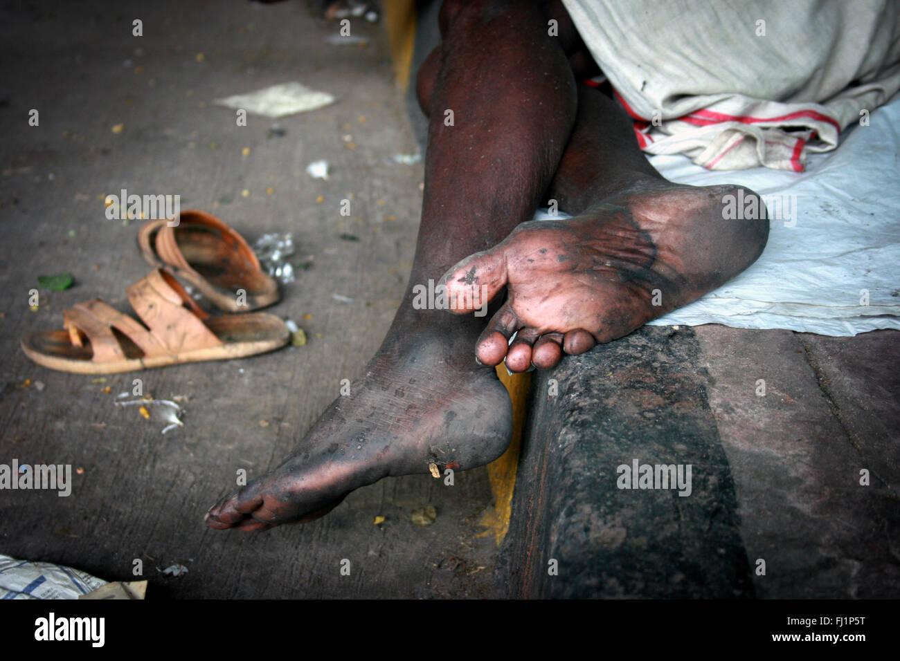 Pieds sales de pauvres et sans-abri près de la gare, Kolkata , Inde Banque D'Images