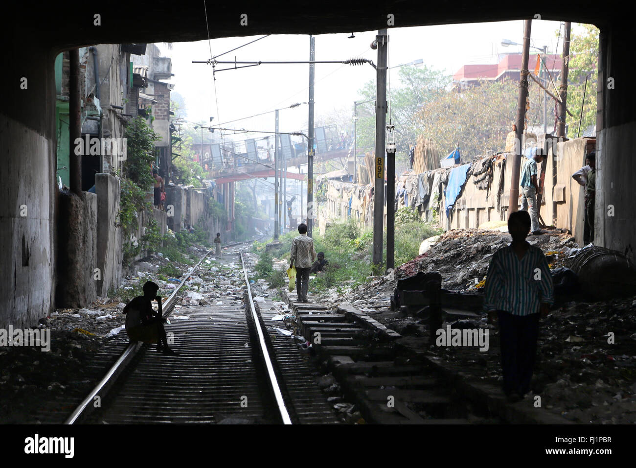 Rails de roulement - quartier pauvre à Howrah, Inde - paysage Banque D'Images