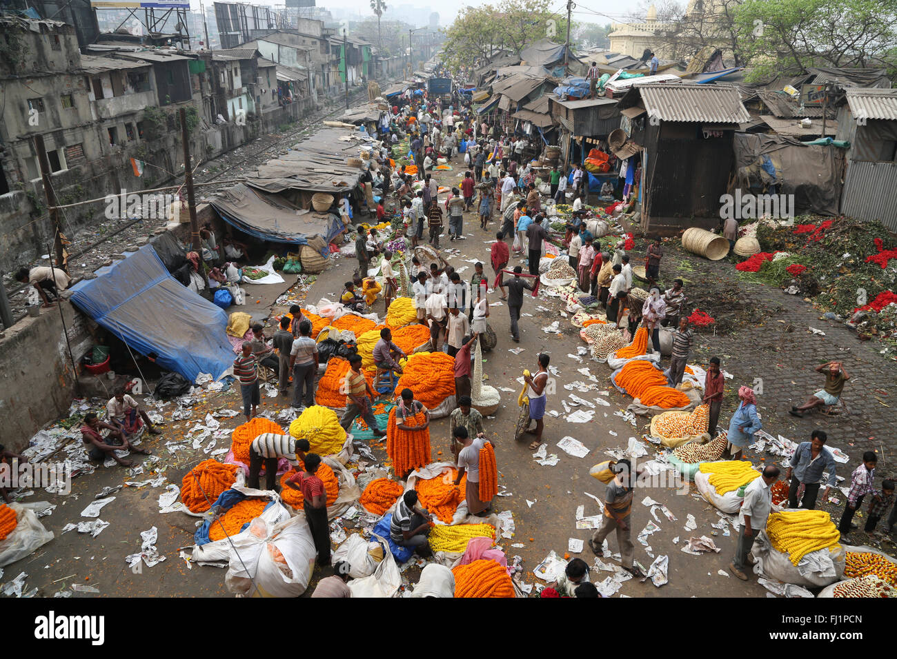 Foule et les gens au Kolkata Mullick ghat marché aux fleurs , Inde Banque D'Images