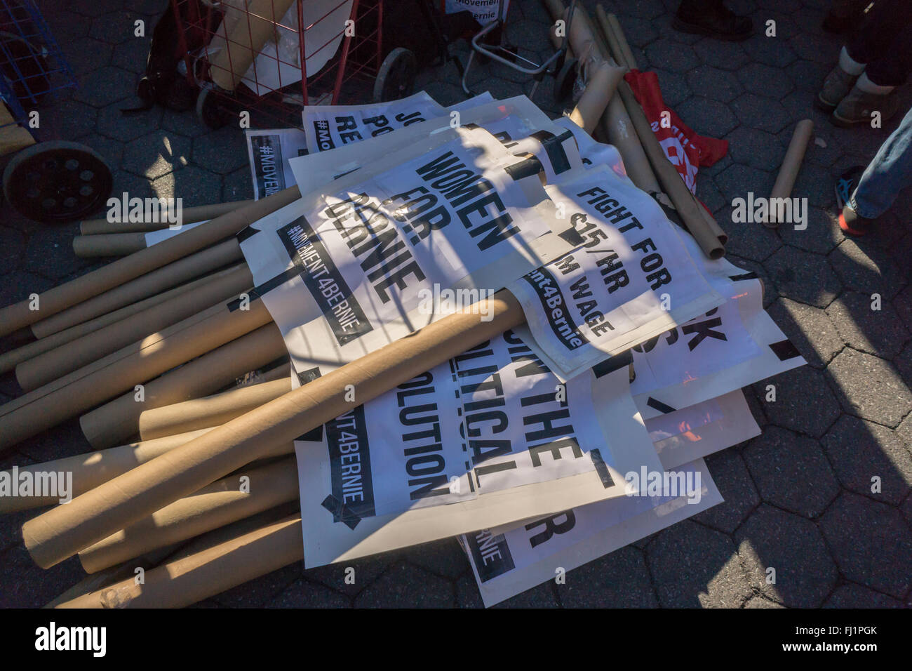 New York, États-Unis. 27 févr. 2016. Plusieurs centaines de partisans du candidat présidentiel Bernie Sanders rassemblement à Union Square à New York, le samedi 27 février, 2016. Crédit : Richard Levine/Alamy Live News Banque D'Images