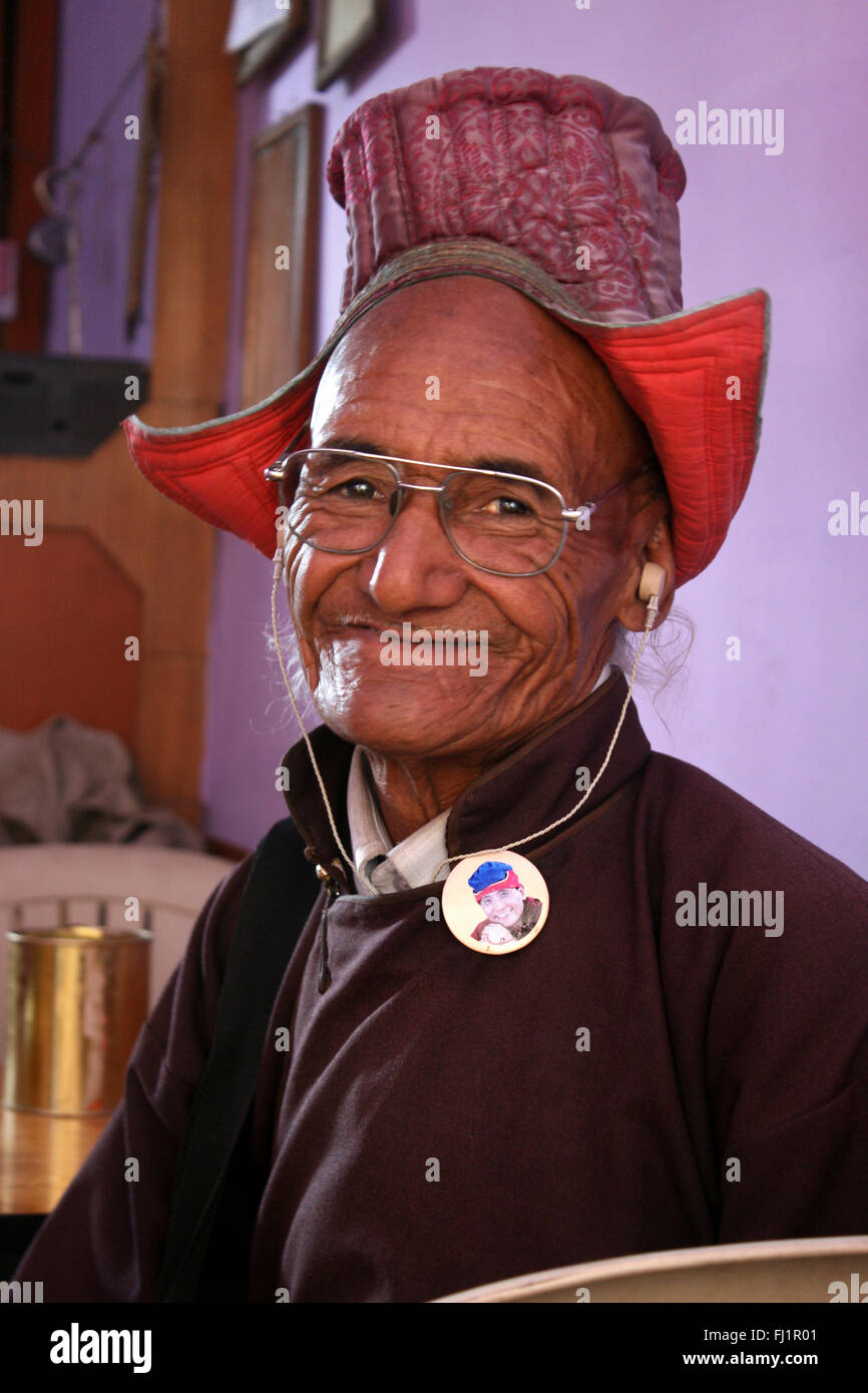 Vieil homme avec costume traditionnel , Inde Ladakhis Banque D'Images