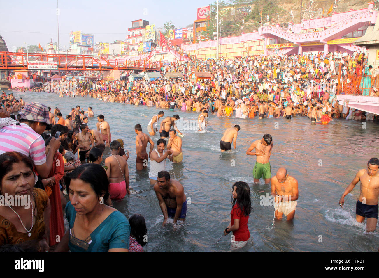 Foule à l'har ki Pauri ghat (principal) sur les rives du Gange au cours de Kumbh Mela à Haridwar , Inde Banque D'Images