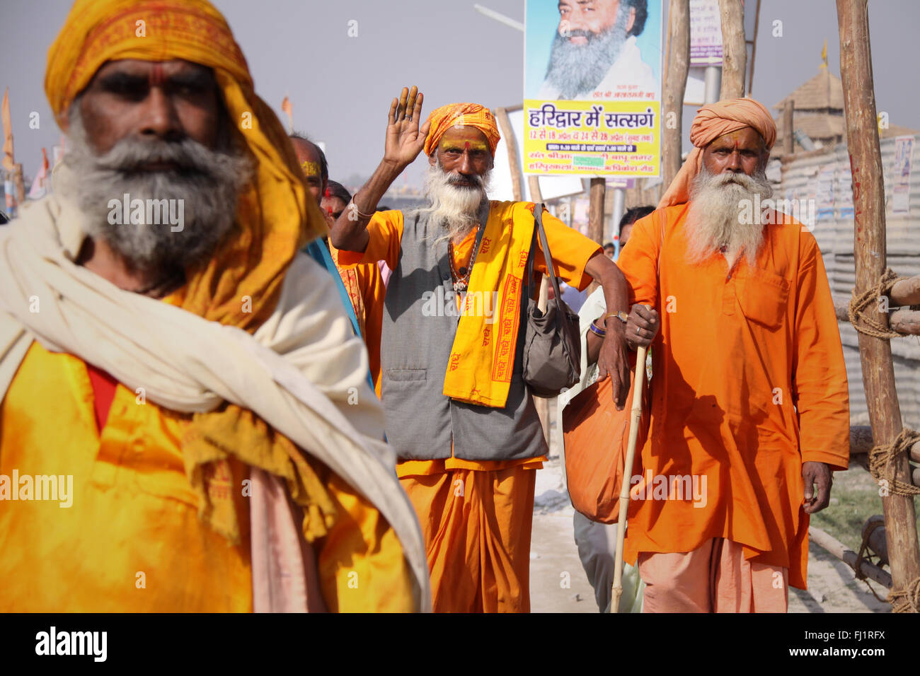 Sadhus hindous (saints hommes) à Haridwar avec couleur safran vêtements pendant le Kumbh Mela 2010 Banque D'Images