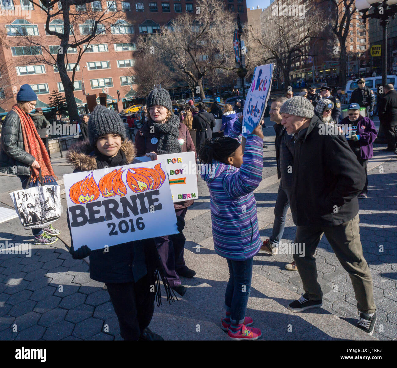 New York, États-Unis. 27 févr. 2016. Plusieurs centaines de partisans du candidat présidentiel Bernie Sanders rassemblement à Union Square à New York, le samedi 27 février, 2016. Crédit : Richard Levine/Alamy Live News Banque D'Images