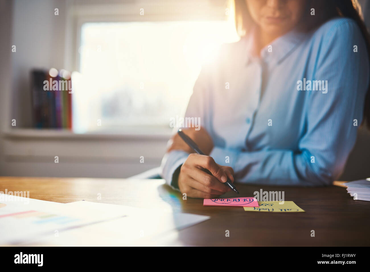 Femme d'affaires libre de la rédaction de notes sur un post it Banque D'Images Femme d'affaires libre de la rédaction de notes sur un post it Banque D'Images