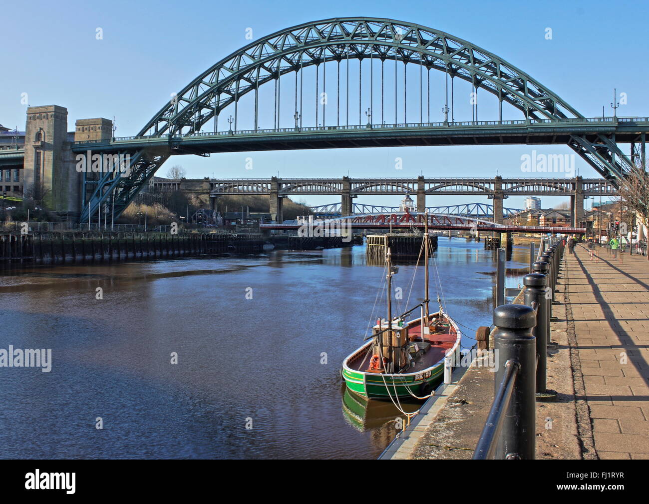 Tyne bridge avec petit bateau de pêche, vert en premier plan. Newcastle, Gateshead, Tyne et Wear, Angleterre du Nord-Est, Royaume-Uni Banque D'Images