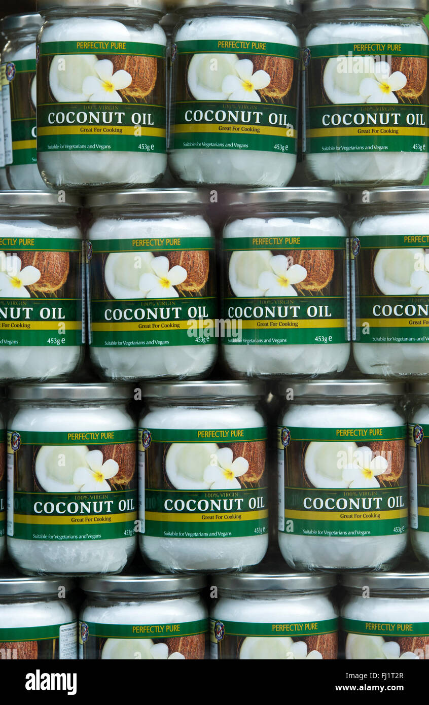 Pots d'huile de coco dans une vitrine Banque D'Images