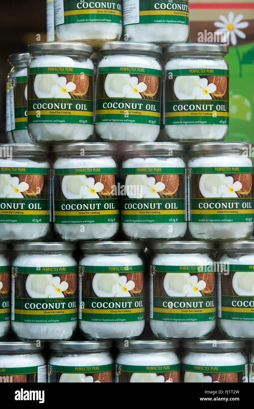 Pots d'huile de coco dans une vitrine Banque D'Images