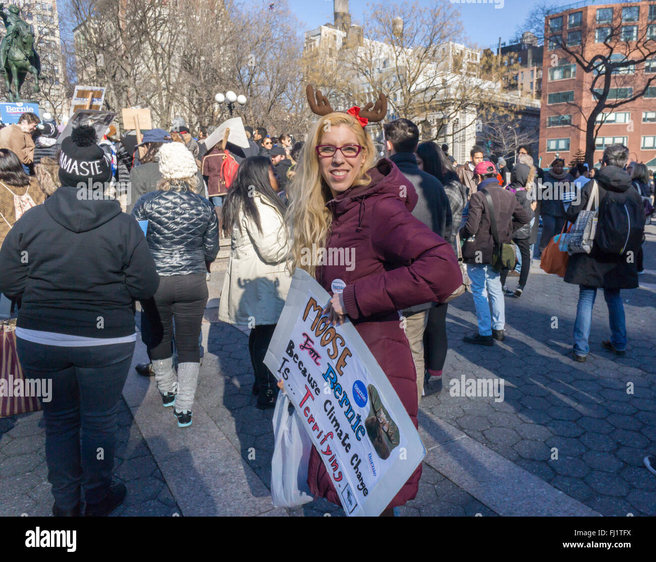 New York, États-Unis. 27 févr. 2016. Plusieurs centaines de partisans du candidat présidentiel Bernie Sanders rassemblement à Union Square à New York, le samedi 27 février, 2016. Crédit : Richard Levine/Alamy Live News Banque D'Images