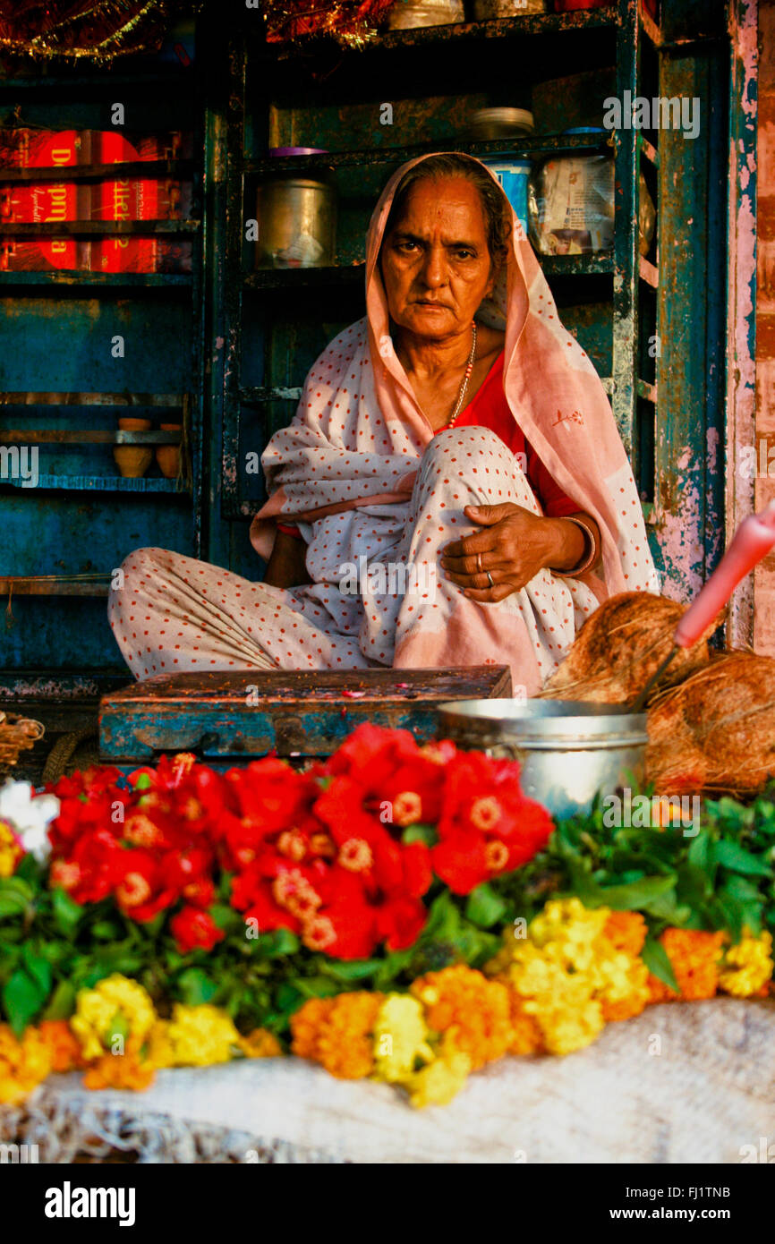 Marchande de fleurs sur un ghat de Varanasi en Inde, Banque D'Images