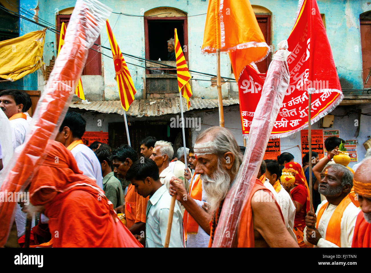 Pèlerins hindous marcher dans une rue de Varanasi , Inde Banque D'Images