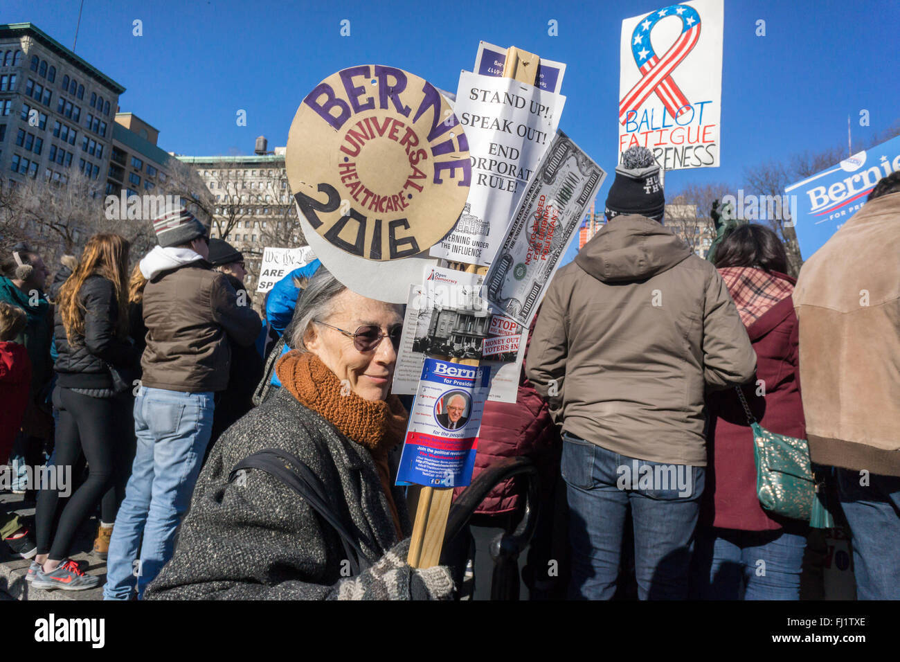 New York, États-Unis. 27 févr. 2016. Plusieurs centaines de partisans du candidat présidentiel Bernie Sanders rassemblement à Union Square à New York, le samedi 27 février, 2016. Crédit : Richard Levine/Alamy Live News Banque D'Images